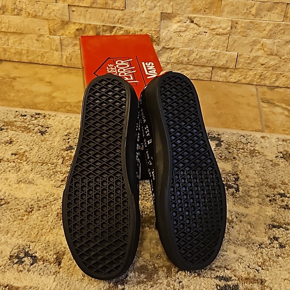 The "shining" house of terror edition vans - Picture 2 of 4